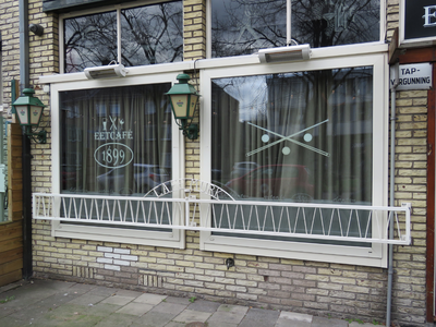 848663 Gezicht op de pui van Eetcafé 1899 (het voormalige café Murk, Anton Geesinkstraat 6) te Utrecht.N.B. Het ...